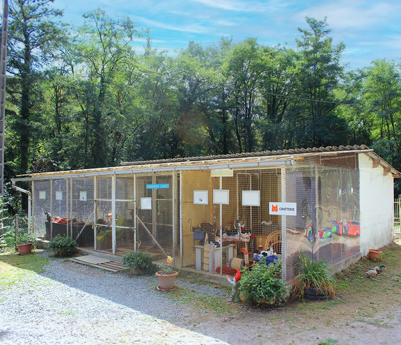 Photographie de la devanture du refuge SPA de Chameyrat en Corrèze.