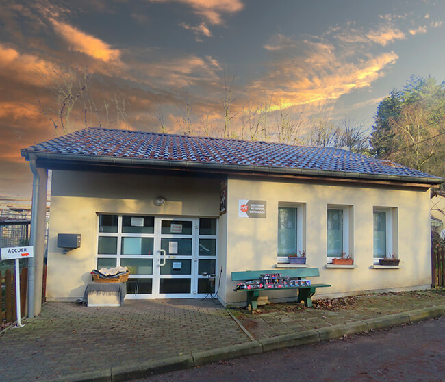 Photographie de l'extérieur du refuge SPA de Forbach en Lorraine.