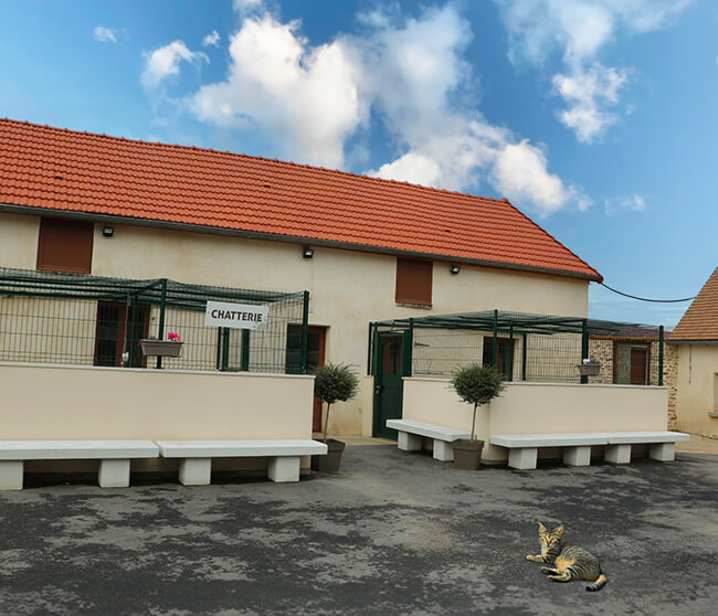 Photographie de l'extérieur du refuge SPA de Hermeray en Île-de-France.