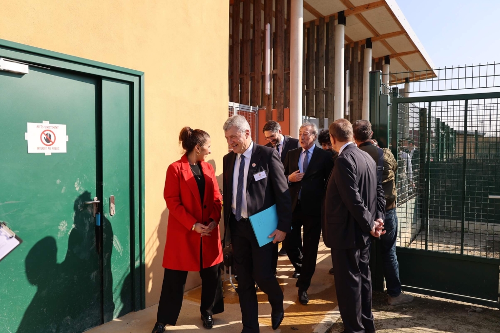 Les officiels lors de l'inauguration du refuge de Gennevilliers en région parisienne le 27 mars 2025.