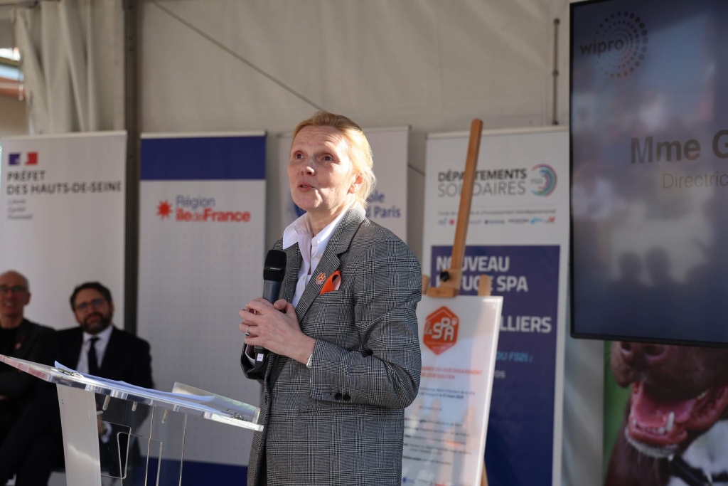 Les officiels lors de l'inauguration du refuge de Gennevilliers en région parisienne le 27 mars 2025. Prise de parole.