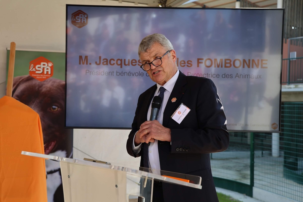 Les officiels lors de l'inauguration du refuge de Gennevilliers en région parisienne le 27 mars 2025. Prise de parole du président de la SPA - Jacques-Charles Fombonne.