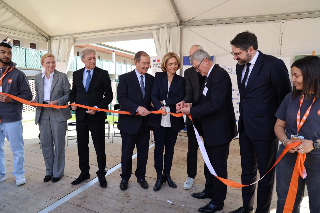 Les officiels lors de l'inauguration du refuge de Gennevilliers en région parisienne le 27 mars 2025. Découpage du ruban.