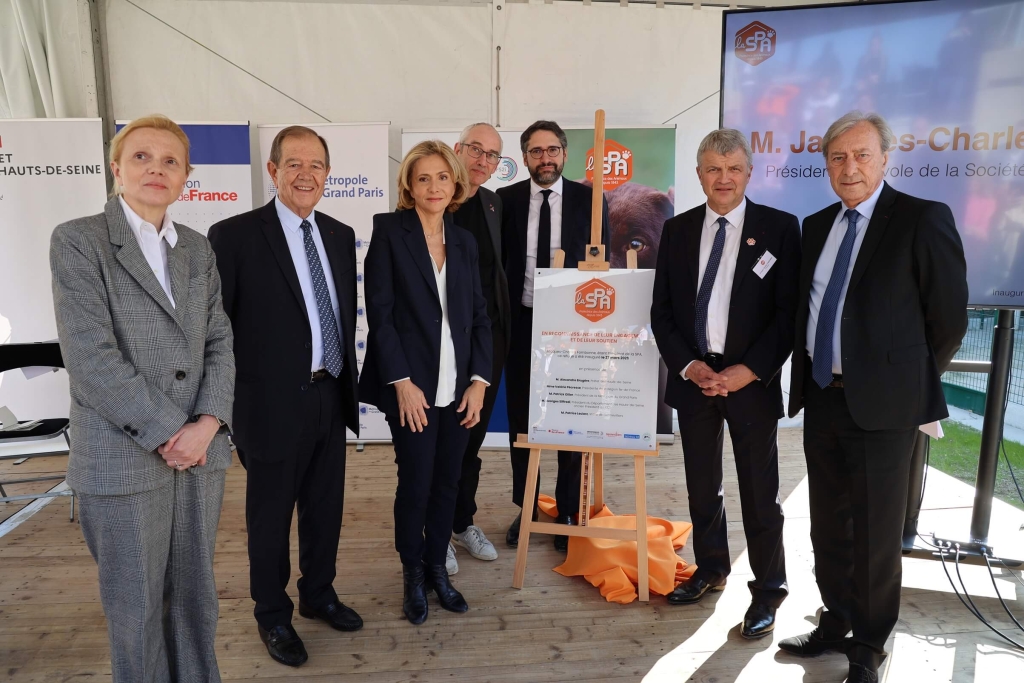 Les officiels lors de l'inauguration du refuge de Gennevilliers en région parisienne le 27 mars 2025. Photo de groupe avec le président de la SPA - Jacques-Charles Fombonne et a présidente de la région Ile-de-France - Valérie Pécresse