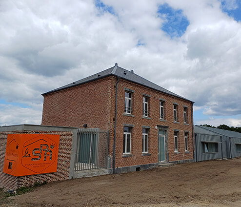 Photographie de la devanture du refuge de Maubert Fontaine