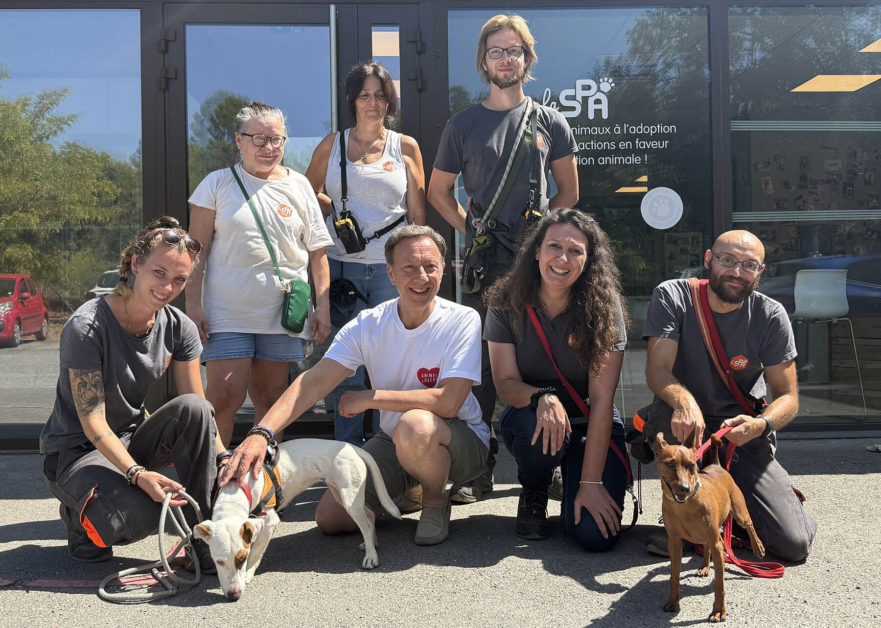 Stéphane Bern au chevet des animaux : une visite de cœur au refuge SPA de Flayosc
