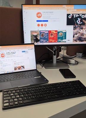 Ordinateurs, smartphone et réseaux sociaux pour gérer la communauté en ligne de la SPA.
