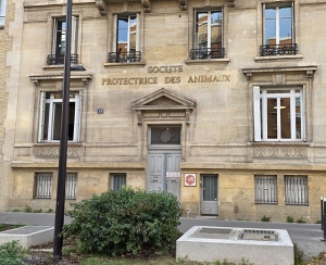 Façade du siège de la SPA à Paris.