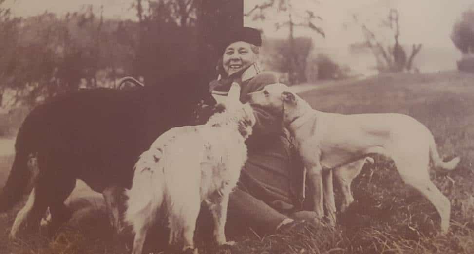 Très ancienne photographie de Germaine Coutelier avec ses chiens