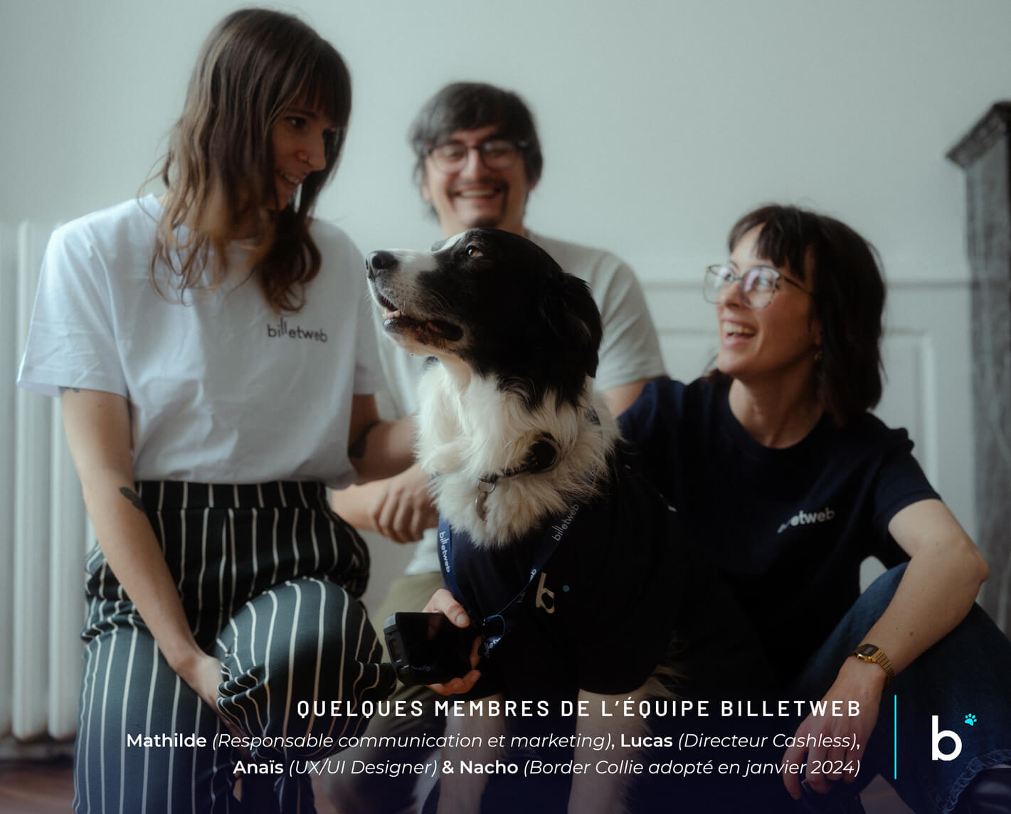 Photographie de quelques membres de l'équipe Billetweb (Mathilde, Lucas et Anais) avec un chien noir et blanc. Photographie de quelques membres de l'équipe Billetweb (Mathilde, Lucas et Anais) avec un chien noir et blanc.